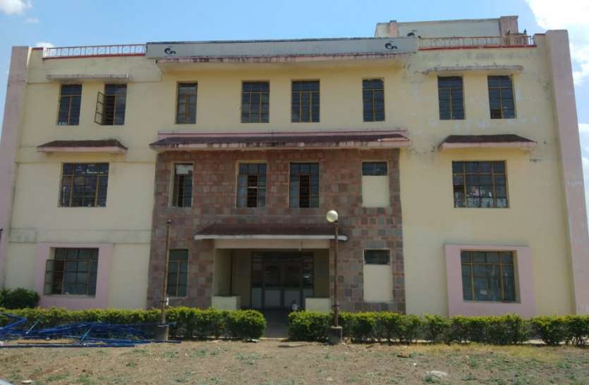 क्वारंटाइन लोगों की नहीं हो रही जांच, 3 दिन में हो सकी सफाई क्वारंटाइन लोगों की नहीं हो रही जांच, 3 दिन में हो सकी सफाई