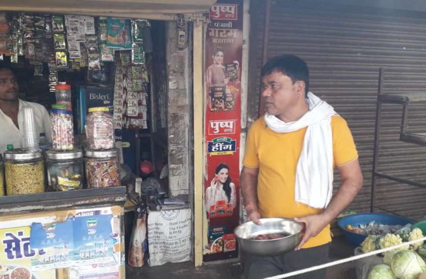 पुलिस के डंडे खाकर भी ग्रामीणों का उपलब्ध कराया सामान पुलिस के डंडे खाकर भी ग्रामीणों को उपलब्ध कराया सामान