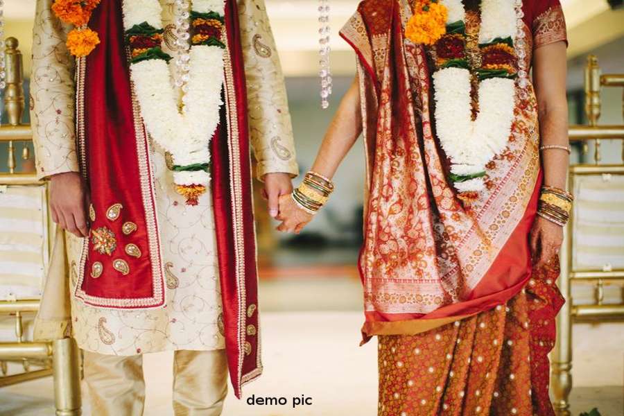 Marriage bureaucrats got married by cheating