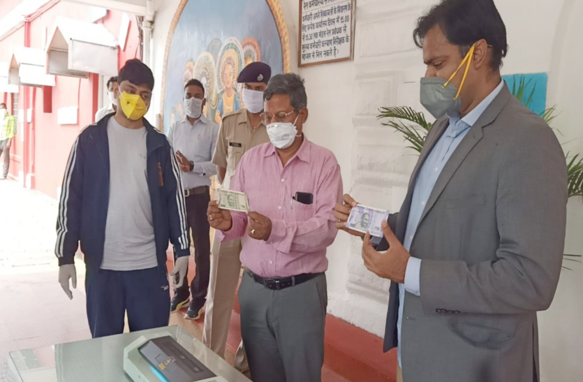 नोट व चेक को Coronavirus फ्री करने के लिए लगाई विशेष मशीन नोट व चेक को Coronavirus फ्री करने के लिए लगाई विशेष मशीन