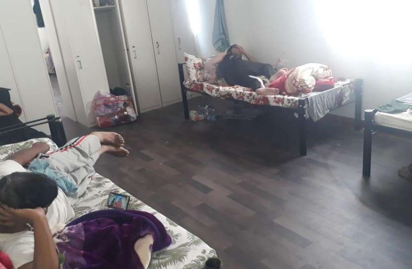 Rajasthani Peoples Trapped In Foreign In Corona Lockdown अपने देश लौट आने को हैं बेताब हैं राजस्थानी: जानिए, किस हालत में कुवैत-इराक की सीमा पर किए गए हैं क्वारंटाइन