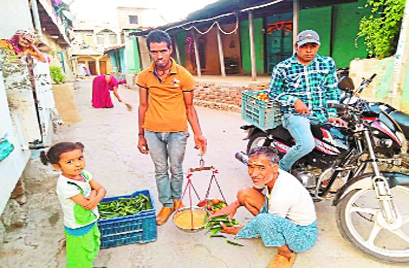 Villagers run out of money ग्रामीणों के पास रुपए खत्म, गेहूं के बराबर तौल में मिल रही भिंडी-टमाटर