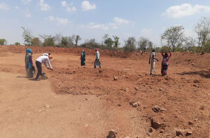 जिले की 149 पंचायतों में शुरू हुए गरीबों के लिए रोजगार MNREGA made livelihood of 1583 laborers in lockdown, news in hindi, mp news, datia news लॉकडाउन में 1583 मजदूरों की जीविका बनी मनरेगा