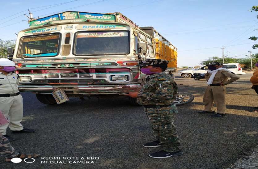 इन दुर्घटनाओं में तीन लोग घायल हो गए। Bike rider injured in tractor and truck collision, news in hindi, mp news, datia news ट्रैक्टर व ट्रक की टक्कर में बाइक सवार घायल
