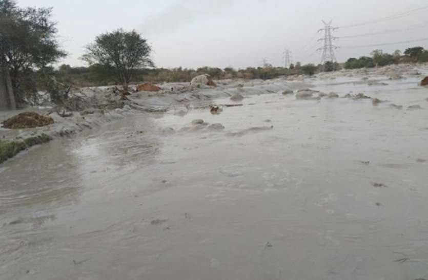 threaten environment from ash, pollution board said, remove Sasan power राख के फैले हजारों टन मलबे से पर्यावरण को खतरा, प्रदूषण नियंत्रण बोर्ड ने कहा, सासन पॉवर तत्काल हटाए