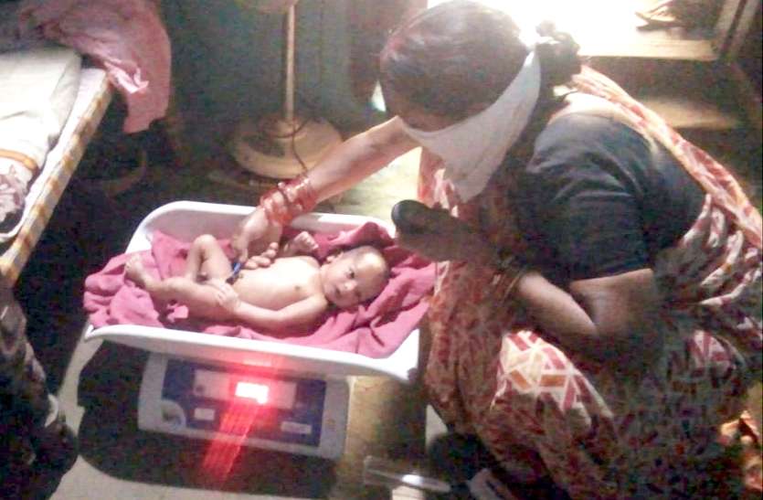 Anganwadi workers are carefully weighing newborn to prevent corona virus infection ... नवजात शिशु को कोरोना वायरस संक्रमण से बचाव के लिए आंगनबाड़ी कार्यकर्ता कर रही है सावधानीपूर्वक वजन ...
