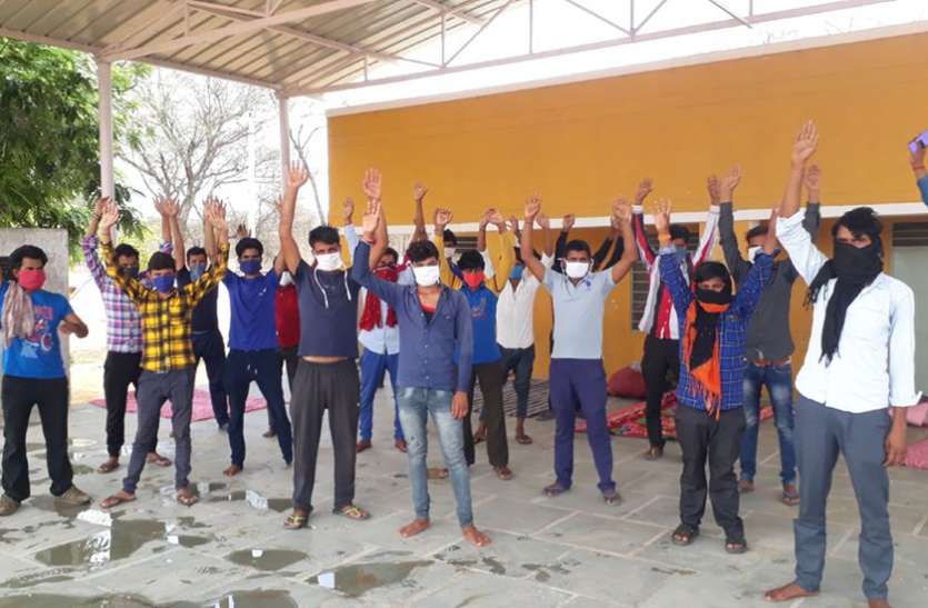 साहब! 25 दिन से अटके हैं, मां-बाप बीमार हैं, अब तो कर दो घर जाने का जुगाड़ साहब! 25 दिन से अटके हैं, मां-बाप बीमार हैं, अब तो कर दो घर जाने का जुगाड़