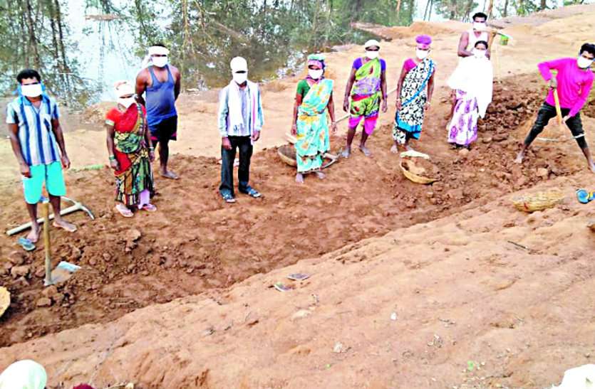 One lakh 34 thousand 973 laborers being benefited under MNREGA in the district ... जिले में मनरेगा के तहत एक लाख 34 हजार 973 मजदूर हो रहे लाभान्वित ...
