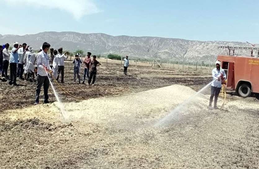 13 बीघा खेत में आग लगने से चारा जलकर हुआ राख 13 बीघा खेत में आग लगने से चारा जलकर हुआ राख