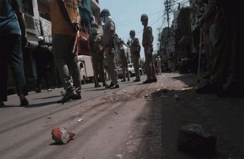 injured doctor-police in mp, home minister spoke to asi and doctor कोरोना संदिग्ध का सैंपल लेने गई टीम पर हमला, मंत्री ने फोन पर कहा सरकार आपके साथ है