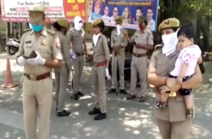 मुख्यमंत्री योगी आदित्यनाथ से मिली प्रेरणा, छोटी बच्ची को गोद में लेकर कोरोना से जंग में उतर पड़ी महिला पुलिसकर्मी मुख्यमंत्री योगी आदित्यनाथ से मिली प्रेरणा, छोटी बच्ची को गोद में लेकर कोरोना से जंग में उतर पड़ी ये महिला पुलिसकर्मी
