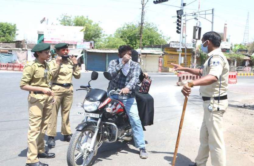 लॉकडाउन में नहीं मानी चेतावनी, नियम तोडऩे वाले 1241 लोगों से निगम और पुलिस ने वसूला 2.75 लाख रुपए जुर्माना लॉकडाउन में नहीं मानी चेतावनी, नियम तोडऩे वाले 1241 लोगों से निगम और पुलिस ने वसूला 2.75 लाख रुपए जुर्माना
