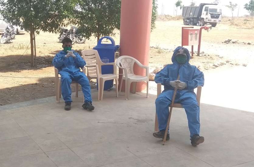 अस्पताल परिसर में पीपीई किट में तैनात पुलिस कर्मी। corona virus - अस्पताल में भर्ती मरीज कोरोना पॉजिटिव, स्वास्थ्य विभाग में हड़कंप