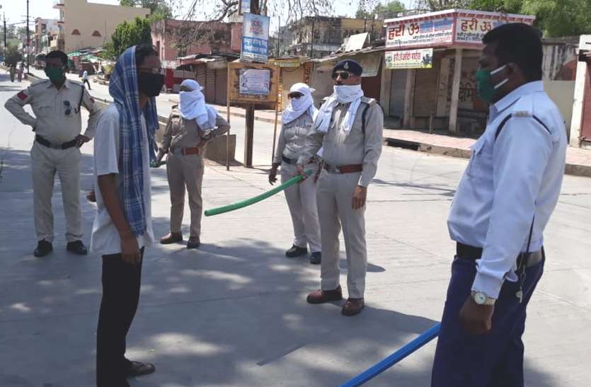 बाहर निकलने वालों से पुलिस कर रही पूछताछ। 30 दिन में 130 लोगों ने तोड़ा लॉकडाउन का नियम, कई के खिलाफ मामला दर्ज