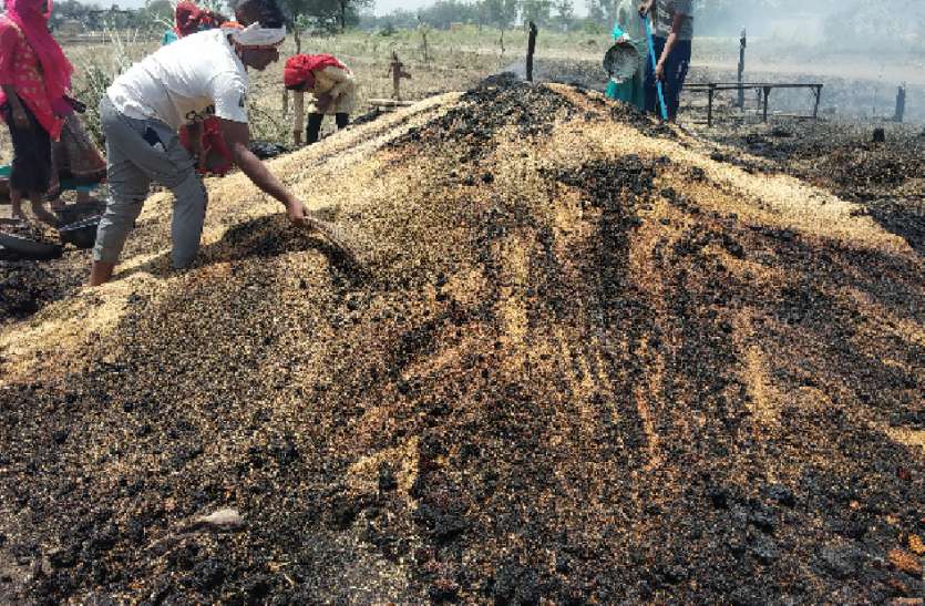 स्पार्किंग से लगी आग ने संकट में डाला, गेहूं का ढेर व भूसा जला स्पार्किंग से लगी आग ने संकट में डाला, गेहूं का ढेर व भूसा जला