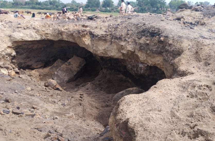 अवैध रूप से कोयला निकाल रहे महिला व युवक की रेतीली मिट्टी धंसने से मौत, तीन बच्चों के सिर से उठा मां का साया अवैध रूप से कोयला निकाल रहे महिला व युवक की रेतीली मिट्टी धंसने से मौत, तीन बच्चों के सिर से उठा मां का साया
