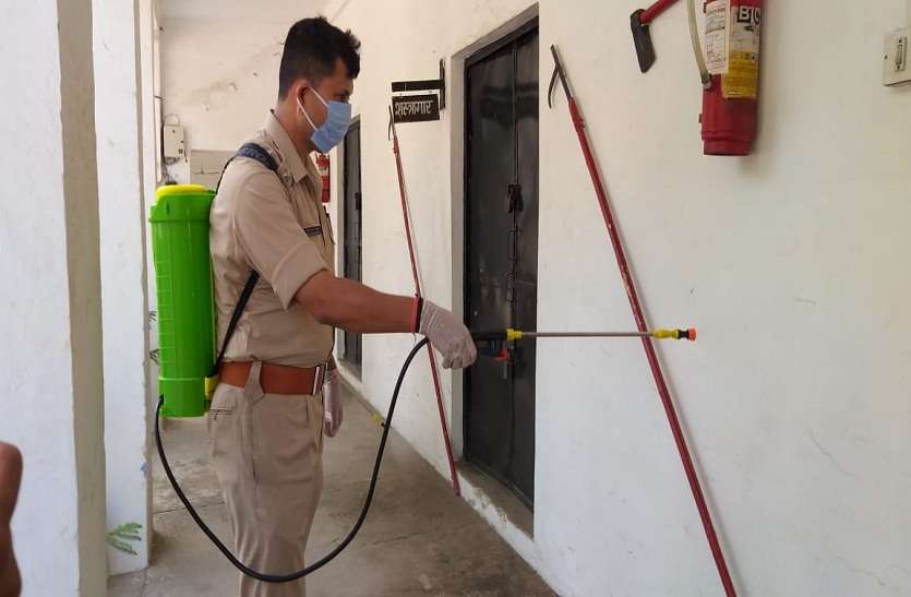 कोरोना से बचाव के लिए इस आईपीएस अफसर ने खुद किया पुलिस लाइन को सैनेटाइज कोरोना से बचाव के लिए इस आईपीएस अफसर ने खुद किया पुलिस लाइन को सैनेटाइज