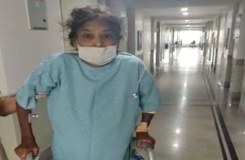 कोरोना वायरस : एंबुलेंस में आईं अकेली, तीसरे दिन स्वस्थ हो घर पहुंचीं बुजुर्ग महिला कोरोना वायरस : एंबुलेंस में आईं अकेली, तीसरे दिन स्वस्थ हो घर पहुंचीं बुजुर्ग महिला