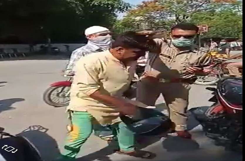 वाहन चेकिंग के दौरान पिता-पुत्र ने किया ड्रामा, हेलमेट सिर में मारा वाहन चेकिंग के दौरान पिता-पुत्र ने किया ड्रामा, हेलमेट सिर में मारा