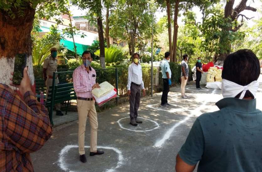 धारीवाल की पहल, निगम सफाई कर्मचारियों को बांटे 1370 पीपीई किट धारीवाल की पहल, निगम सफाई कर्मचारियों को बांटे 1370 पीपीई किट