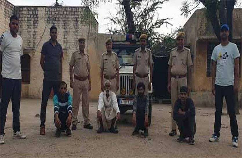 डकैतों के हिमायती पुलिस के हत्थे चढ़े, चोरी-छुपे पहुंचाते थे हथियार व रसद डकैतों के हिमायती पुलिस के हत्थे चढ़े, चोरी-छुपे पहुंचाते थे हथियार व रसद