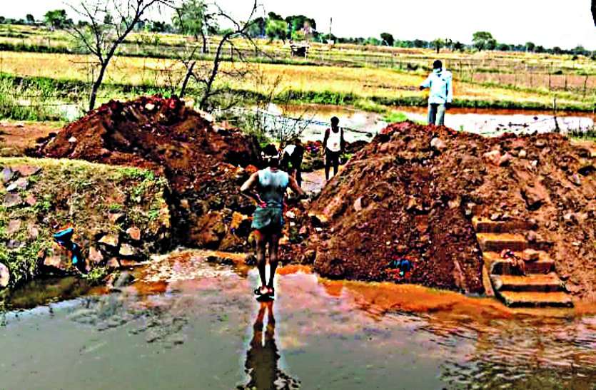 Water filling in the pond was cut off from the JCB across the canal, the irrigation department gave a notice to the Nagar Panchayat तालाब में पानी भरने जेसीबी से काट दिया नहर का पार, सिंचाई विभाग ने नगर पंचायत को थमाया नोटिस