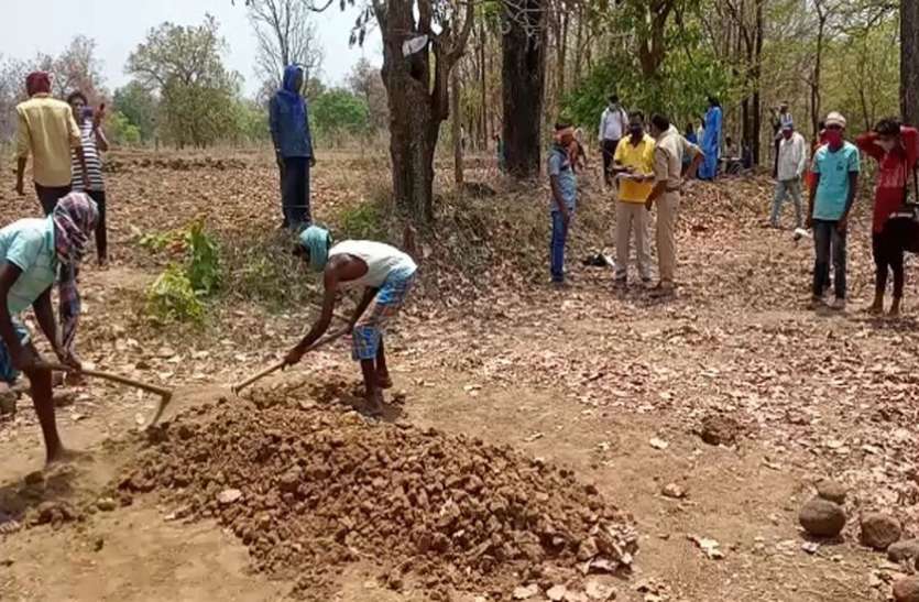 कब्र से निकालकर महिला के शव का किया गया पोस्टमार्टम, तीन दिन पहले हुई थी मौत... कब्र से निकालकर महिला के शव का किया गया पोस्टमार्टम, तीन दिन पहले हुई थी मौत...