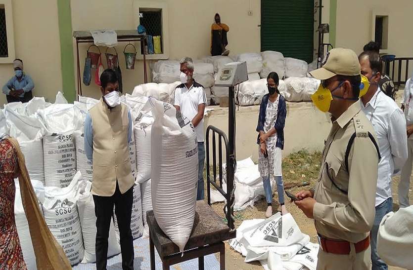 Government procurement वेयर हाउस पर सोशल डिस्टेंसिंग और मास्क पहनकर कर रहे तौल
