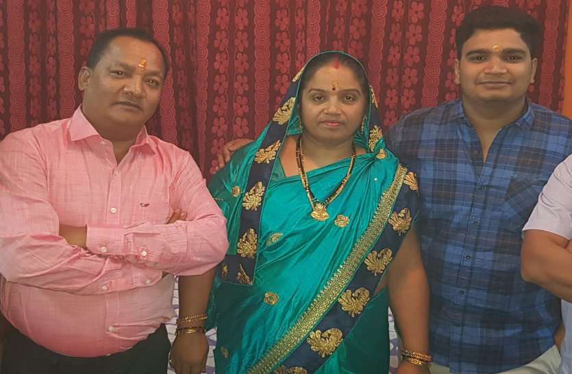 पति को काम करता देख फक्र से ऊंचा होता है सिर पति को काम करता देख फक्र से ऊंचा होता है सिर