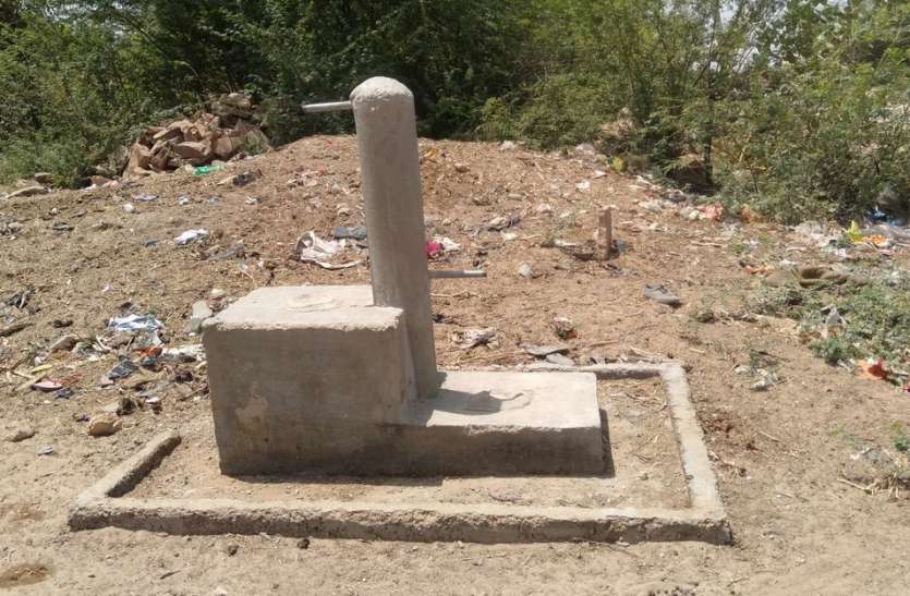 ... यंहा पेयजल लाइनें बिछाई, जोडऩा भूल गए ! ... यंहा पेयजल लाइनें बिछाई, जोडऩा भूल गए !