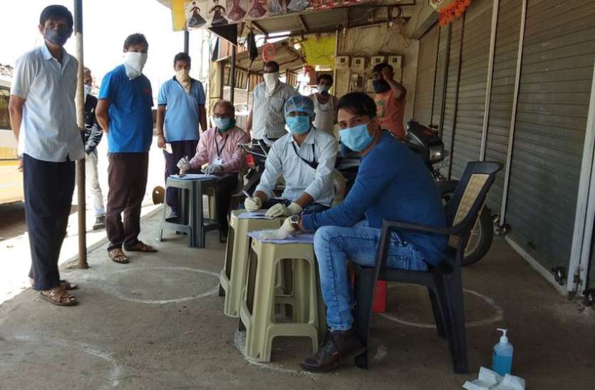 आदिवासी ग्रामीणों की सेवा में जुटे स्वास्थ्य सेनानी आदिवासियों की सेवा में जुटे स्वास्थ्य सेनानी