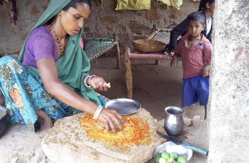 लॉकडाउन में इमली व गुंदा फूल की भी सब्जी चाव से खा रहे लॉकडाउन में इमली व गुंदा फूल की सब्जी चाव से खा रहे