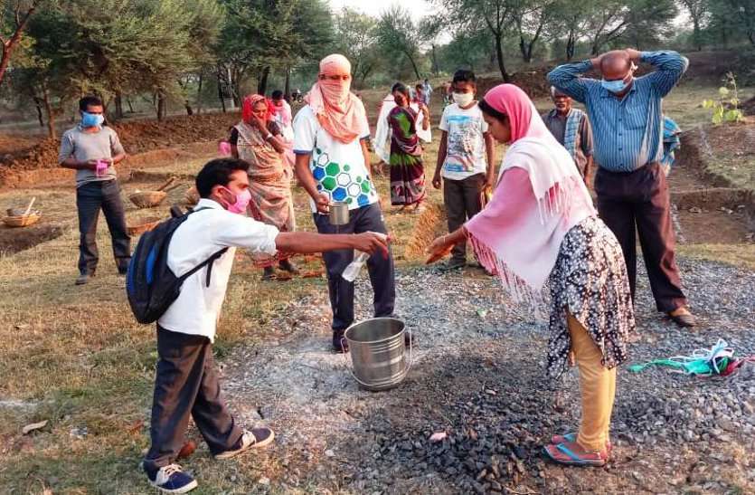 मनेरगा : बड़े राज्यों में छत्तीसगढ़ शीर्ष पर : बीते वित्तीय वर्ष में स्वीकृत लेबर बजट की तुलना में 105 फीसदी काम मनेरगा : बड़े राज्यों में छत्तीसगढ़ शीर्ष पर : बीते वित्तीय वर्ष में स्वीकृत लेबर बजट की तुलना में 105 फीसदी काम