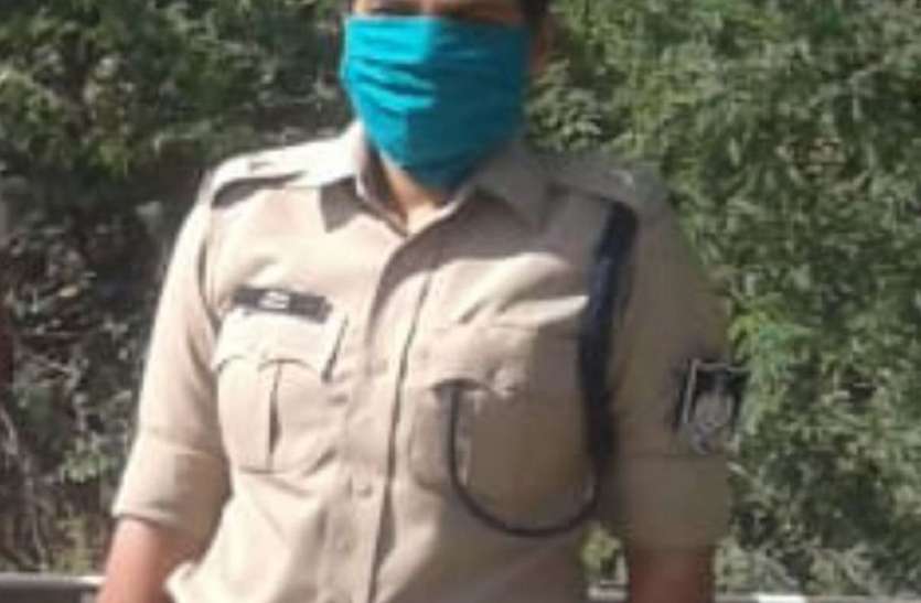 कोई महीनेभर से परिवार से नहीं मिला तो कोई 24 घंटे निभा रहा अपनी ड्यूटी कोई महीनेभर से परिवार से नहीं मिला तो कोई 24 घंटे निभा रहा अपनी ड्यूटी