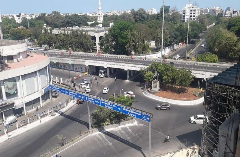 Major stretches of Chennais Anna Salai closed चेन्नई में पुलिस की सख्ती, मुख्य सड़क बंद, लगाए बैरीकेड्स