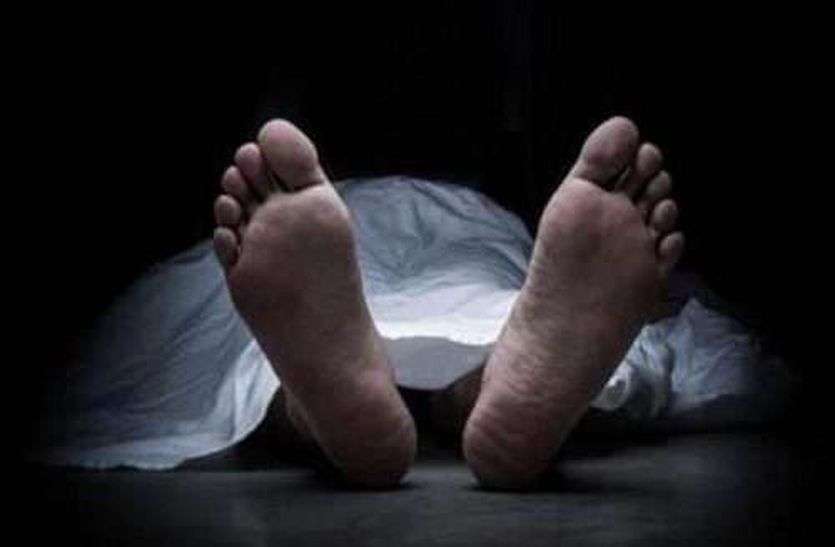 Two bodies found hanging on the tree पेड़ पर लटकते मिले दो शव