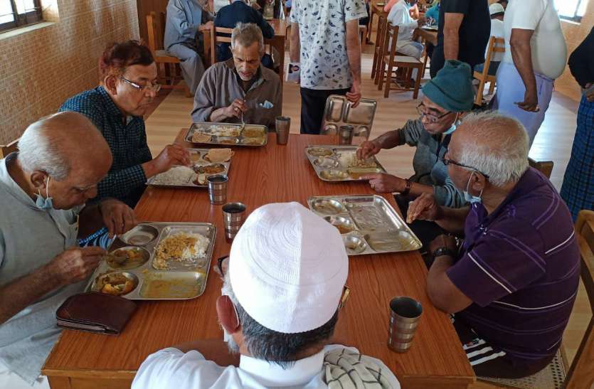 passengers from iran sent to leh from jodhpur military station ईरान से आए 225 भारतीय पहुंचे अपने घर लेह, जोधपुर मिलिट्री स्टेशन स्थित क्वारेंटाइन सेंटर से हुए विदा