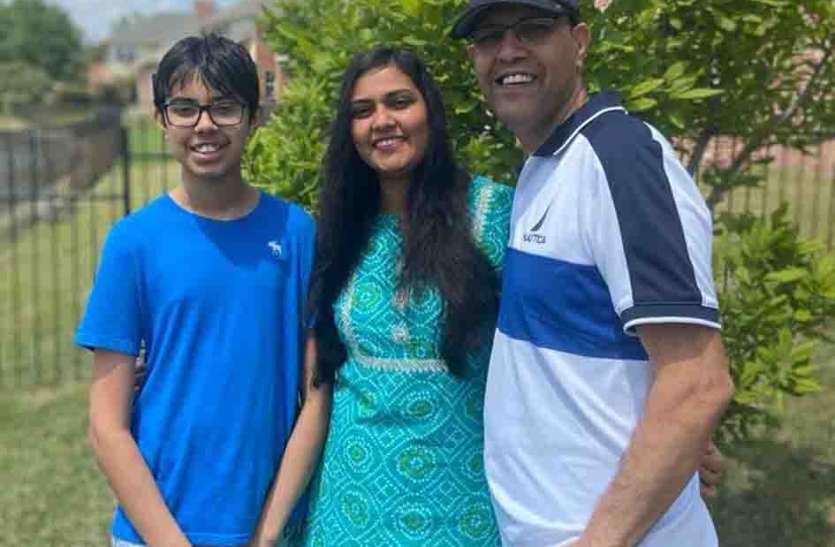 राकेश गांधी राजसमंद. अमरीका में रह रही राजसमंद की प्रज्ञा व अनिल खटवड़ का कहना है कि भारत दूसरे देशों से ज्यादा सुरक्षित है। यहां के लोगों की इम्यूनिटी अन्य देशों के लोगों से काफी बेहतर होती है। राजस्थान पत्रिका से बातचीत में उन्होंने कहा कि भारत से जल्द ये वायरस खत्म होगा। प्रज्ञा कहती है, 'देश के ग्रीन जोन वाले जिलों में राजसमंद का नाम देखकर मन को सुकून भी मिलता है। वैसे एक बात बता दूं, भारत की चर्चा यहां के लोग अक्सर करते हैं। भारत की बड़ी खासियत है यहां के लोगों का आध्यात्मिक होना। यही नहीं, यहां के लोगों की इम्यूनिटी भी अन्य देशों के लोगों की अपेक्षा ज्यादा है। ऐसे में यहां हर मुश्किल आसान हो जाती है। एक विशेष बात हम जो अमरीका में बैठकर सोचते हैं, वो है भारत के प्रधानमंत्री द्वारा समय पर उठाए गए ऐसे कदम, जिससे भारत में कोरोना आसानी से पैर नहीं जमा पाया। यही वजह है कि भारत को आज भी दूसरे देश सबसे सुरक्षित मान रहे हैं। हालांकि पिछले कुछ दिनों से कुछ राज्यों में ये ज्यादा फैलने की खबर आ रही है, पर पता नहीं क्यों हमें यहां लगता है कि भारत इस समस्या से निपट लेगा। ऐसे कदम यदि अमरीका व यूरोप समेत अन्य विकसित देशों ने उठाए होते, तो वे ज्यादा सुरक्षित होते।' अपने पति मावली निवासी अनिल खटवड़, पुत्री इशिता व पुत्र आर्यन के साथ अमरीका के टेक्सास डलास प्रांत में रह रही प्रज्ञा कहती है, 'भारत के लोगों को लॉकडाउन का सख्ती से पालना करना ही चाहिए। ये वायरस बिल्कुल नया है और हमें इसकी ताकत का सही से अंदाजा भी नहीं है। अमरीका जैसे विकसित देश तक इसे समझ नहीं पाए।' अनिल कहते हैं, 'बिल्कुल प्रज्ञा की तरह मुझे भी लगता है भारत के लोग बहुत आध्यात्मिक है। मैं अपने परिवार के साथ यहां पिछले एक दशक से ज्यादा समय से रह रहा हूं, पर भारत के बारे में पढ़े-जाने बिना दिन पूरा नहीं होता। इन दिनों जहां पूरे विश्व में खौफ का माहौल है, भारत में लोग काफी आत्मविश्वास से लबरेज दिखाई देते हैं। अमरीका में पिछले करीब डेढ़ माह से ज्यादा हो गया है, वर्क फ्रोम होम चल रहा है।' प्रज्ञा ने बताया कि टेक्सास में 20 हजार से ज्यादा कोरोना के मामले हैं और हम जहां रह हैं वहां 2 हजार मामले हैं। मौतें भी काफी हुई हैं। बच्चों के स्कूल व कॉलेज सभी काफी समय से ऑनलाइन चल रहे हैं। स्कूलों ने तो यहां तय कर लिया है कि इस बार पूरा सत्र ऑनलाइन ही रहेगा। उन्होंने कहा, 'हम भारतीयों को अपनी आध्यात्मिक सोच के बूते अब कुछ नया सोचना चाहिए। हमें सुप्रीम पावर बनने की तरफ बढऩा चाहिए। भारत ये कर सकता है। हमें अपनी ताकत को समझना होगा। मैं तो दुआ करती हूं कि द्वारकाधीश व श्रीनाथ जी की नगरी से ये वायरस जल्द खत्म हो और हमारे लोग फिर से अपने काम पर लग जाए।' आध्यात्मिक देश भारत से जल्द खत्म होगा कोरोना