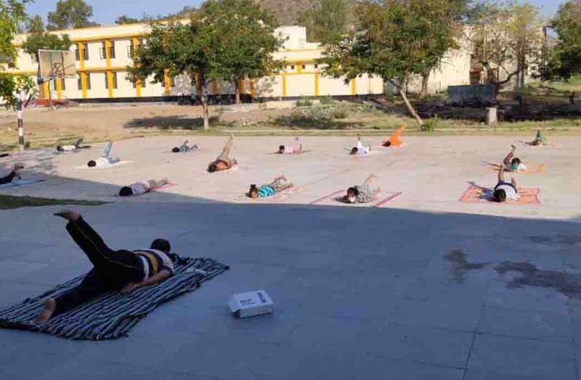 क्वारेंटाइन केन्द्र पर सीख रहे योग क्वारेंटाइन केन्द्र पर सीख रहे योग