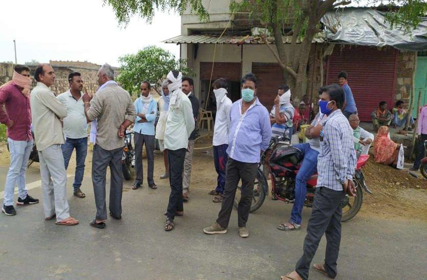 टोकन के लिए लगी भीड़, सामाजिक दूरी के नियम की पालना नहीं टोकन के लिए लगी भीड़, सामाजिक दूरी के नियम की पालना नहीं
