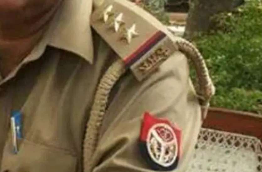 पुलिसकर्मियों पर कोरोना वायरस का खतरा बढ़ा, मुरादाबाद के बाद अब लखनऊ में 55 पुलिसकर्मी किए गए क्वारंटाइन पुलिसकर्मियों पर कोरोना वायरस का खतरा बढ़ा, मुरादाबाद के बाद अब लखनऊ में 55 पुलिसकर्मी किए गए क्वारंटाइन