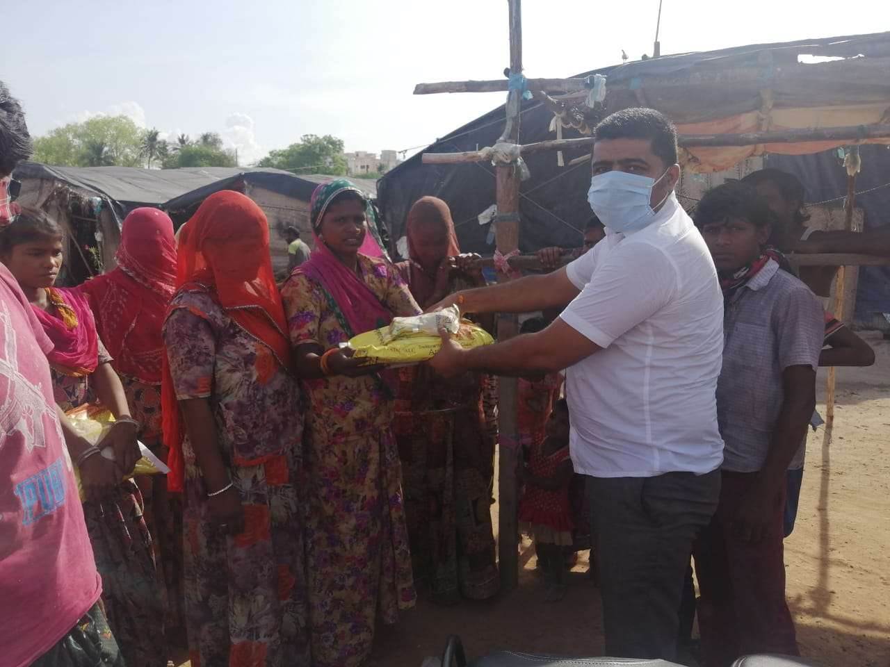 राजस्थानी समाज कल्याण संघ ने 6000 किलो चावल दिया