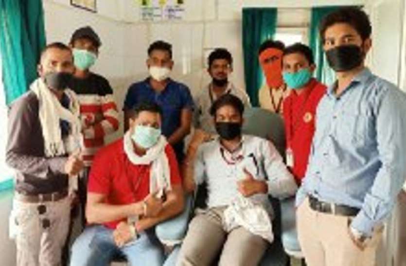 Rohit Singh donated blood for the 21st time रोहित सिंह ने किया 21 वीं बार रक्तदान