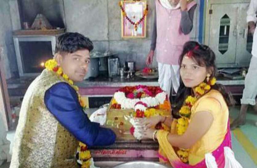 बेटे की शादी में नहीं पहुंचे पिता, वीडियो कॉल से दिया आशीर्वाद बेटे की शादी में नहीं पहुंचे पिता, वीडियो कॉल से दिया आशीर्वाद