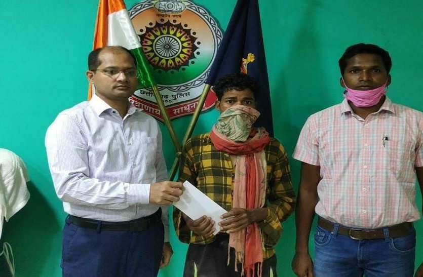 दूरदर्शन के कैमरामेन व 3 जवानों की हत्या सहित डेढ़ दर्जन से अधिक वारदातों में शामिल नक्सली ने किया सरेंडर दूरदर्शन के कैमरामेन व 3 जवानों की हत्या सहित डेढ़ दर्जन से अधिक वारदातों में शामिल नक्सली ने किया सरेंडर