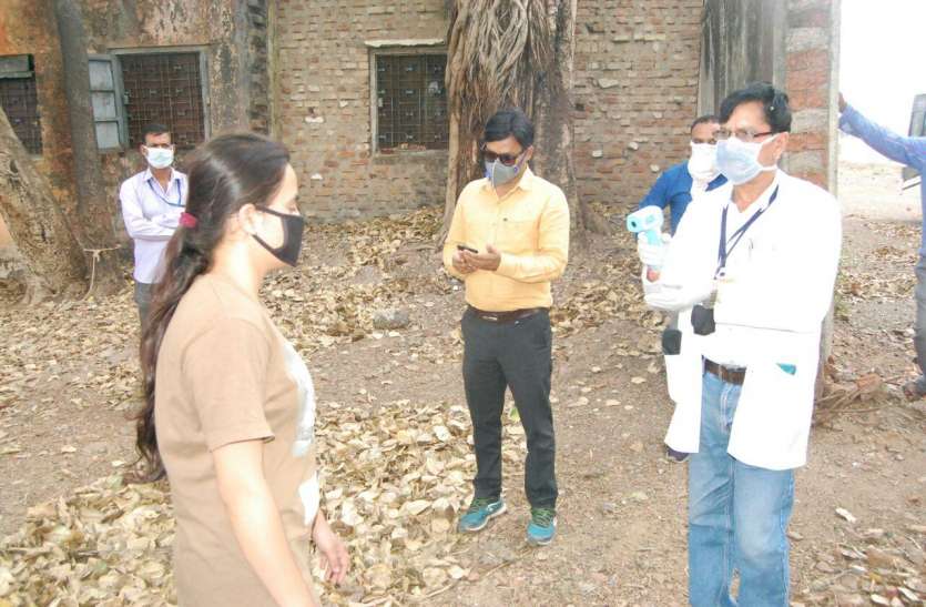 विदिशा। छात्रा की स्क्रीनिंग करते डॉक्टर। कोटा से घर लौटे ३2 विद्यार्थी अब होम क्वारंटाइन में