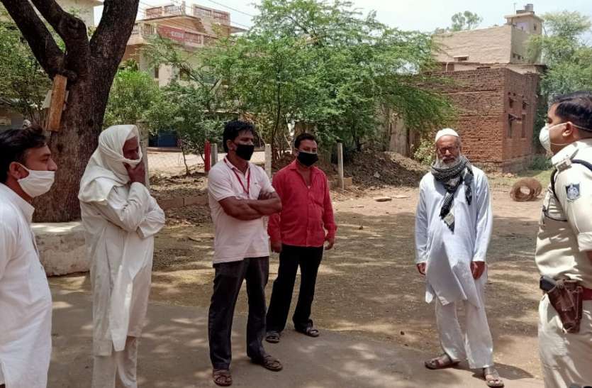 मंडीबामोरा। इस तरह सोशल डिस्टेंसिंग का पालन करते हुए हुई बैठक। लॉकडाउन नियमों का पालन कर मनाए रमजान पर्व