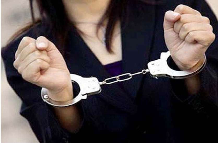 लॉकडाउन के बावजूद नहीं थम रहा अवैध शराब का कारोबार, पुलिस ने फिर जब्त की शराब, महिला गिरफ्तार लॉकडाउन के बावजूद नहीं थम रहा अवैध शराब का कारोबार, पुलिस ने फिर जब्त की शराब, महिला गिरफ्तार