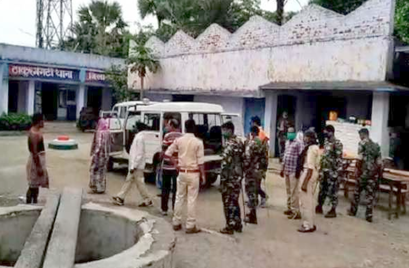एकत्रित होकर पढ़ रहे थे नमाज, समझाने गई पुलिस टीम पर हुआ हमला, कई घायल एकत्रित होकर पढ़ रहे थे नमाज, समझाने गई पुलिस टीम पर हुआ हमला, कई घायल