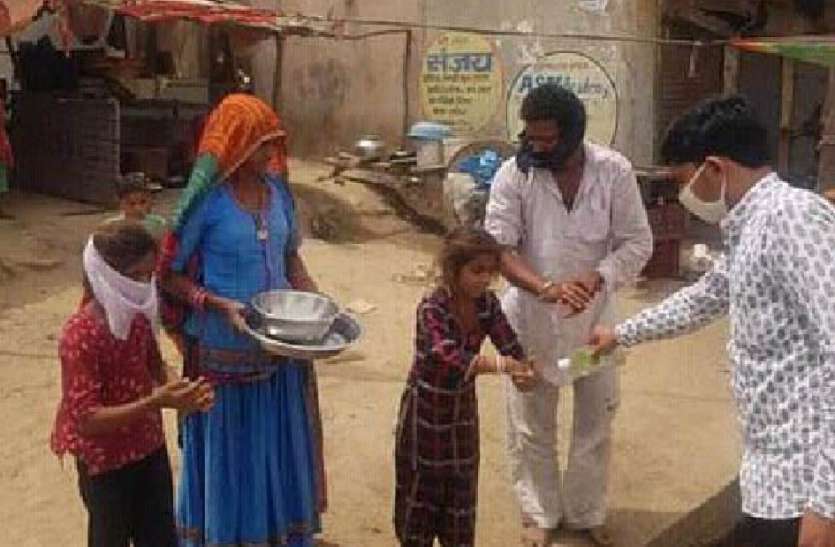 गांवों में जरूरतमंदों को बांट रहे खाना गांवों में जरूरतमंदों को बांट रहे खाना